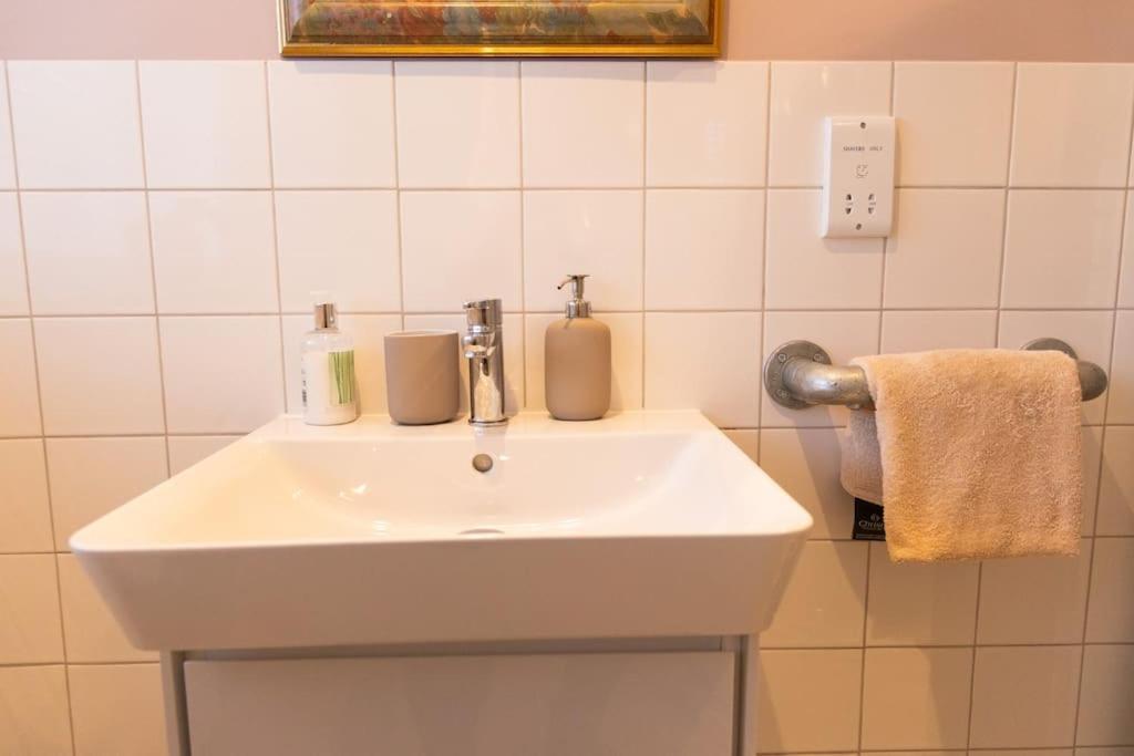 Amarelo Apartment, Central Charlbury, 1 Super King Bed Екстер'єр фото