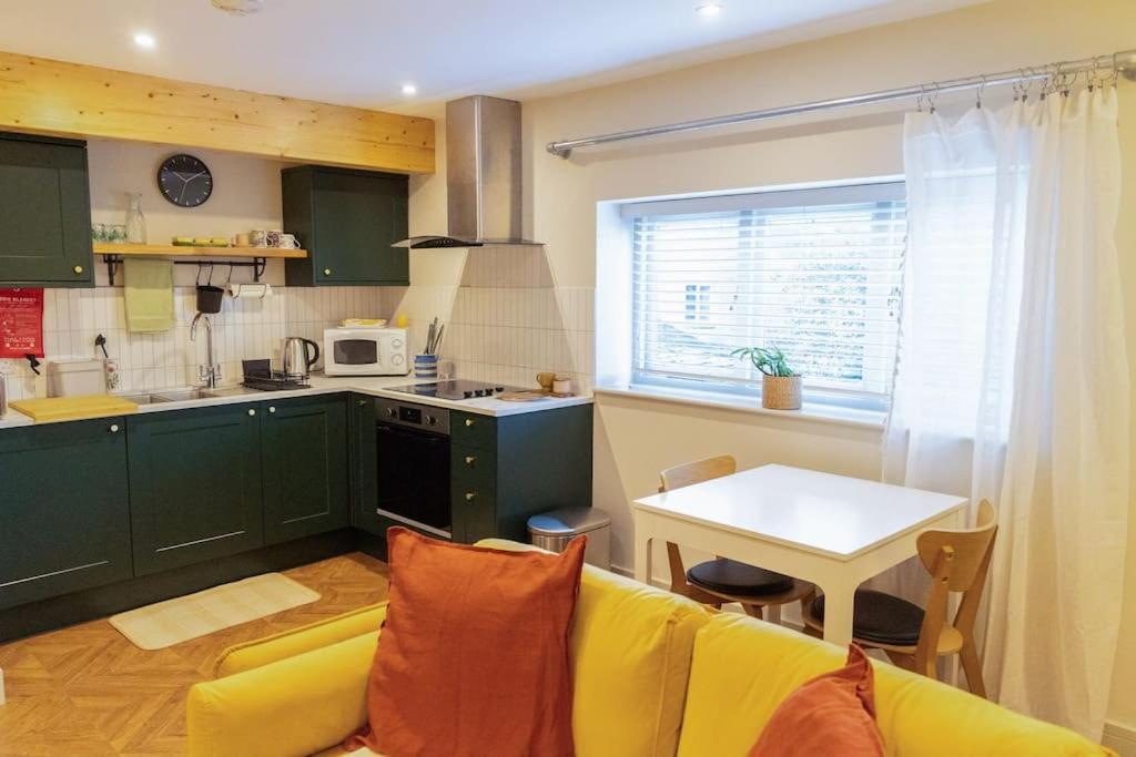 Amarelo Apartment, Central Charlbury, 1 Super King Bed Екстер'єр фото