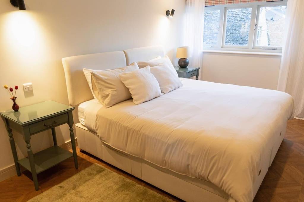 Amarelo Apartment, Central Charlbury, 1 Super King Bed Екстер'єр фото